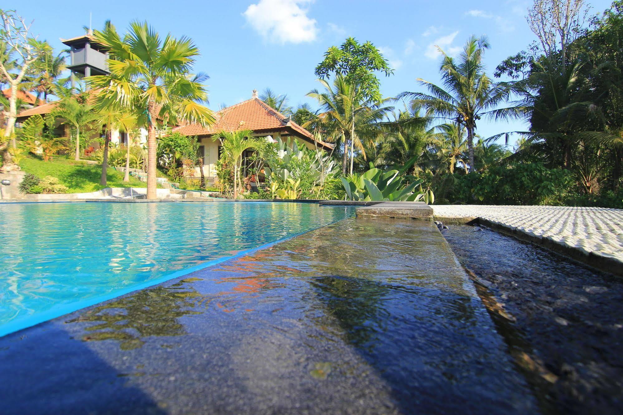 Capung Mas Hotel *